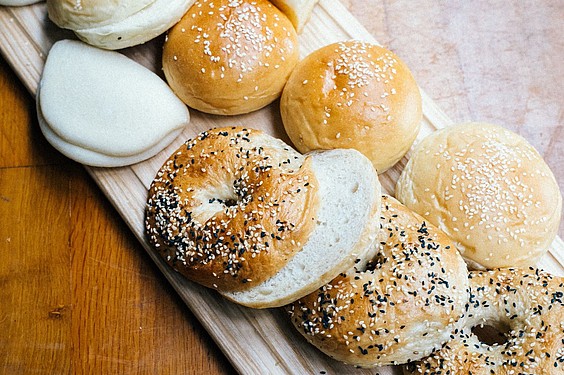 des bagels, buns recouverts de sésame et pains blancs plats